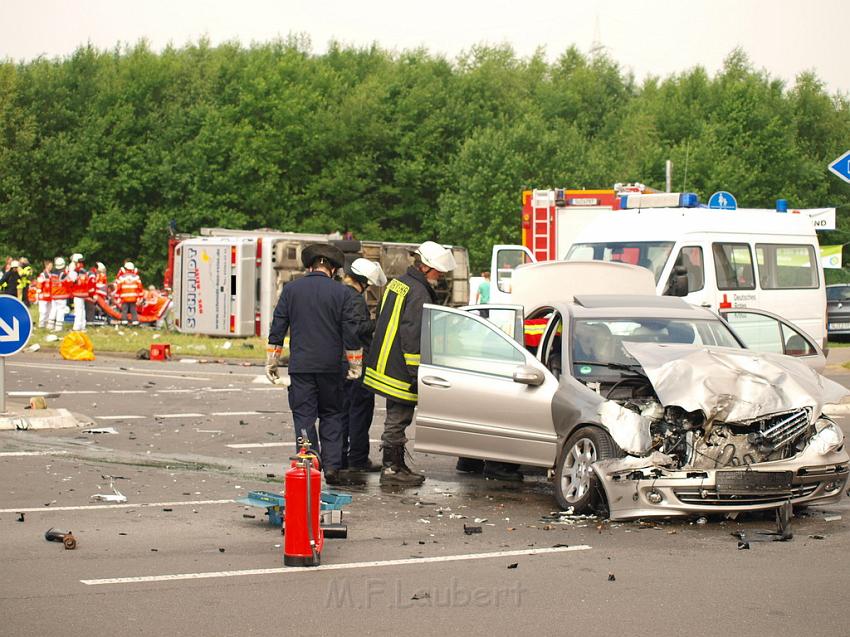 Schwerer Unfall mit Reisebus Lohmar Donrather Dreieck P105.JPG